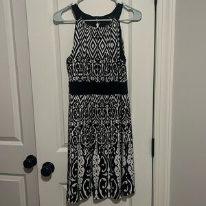 White House Black Market size Small w keyhole in front & back damask timeless
